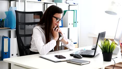 mujer de negocios quitándose las gafas y poniendo la cabeza en la computadora portátil