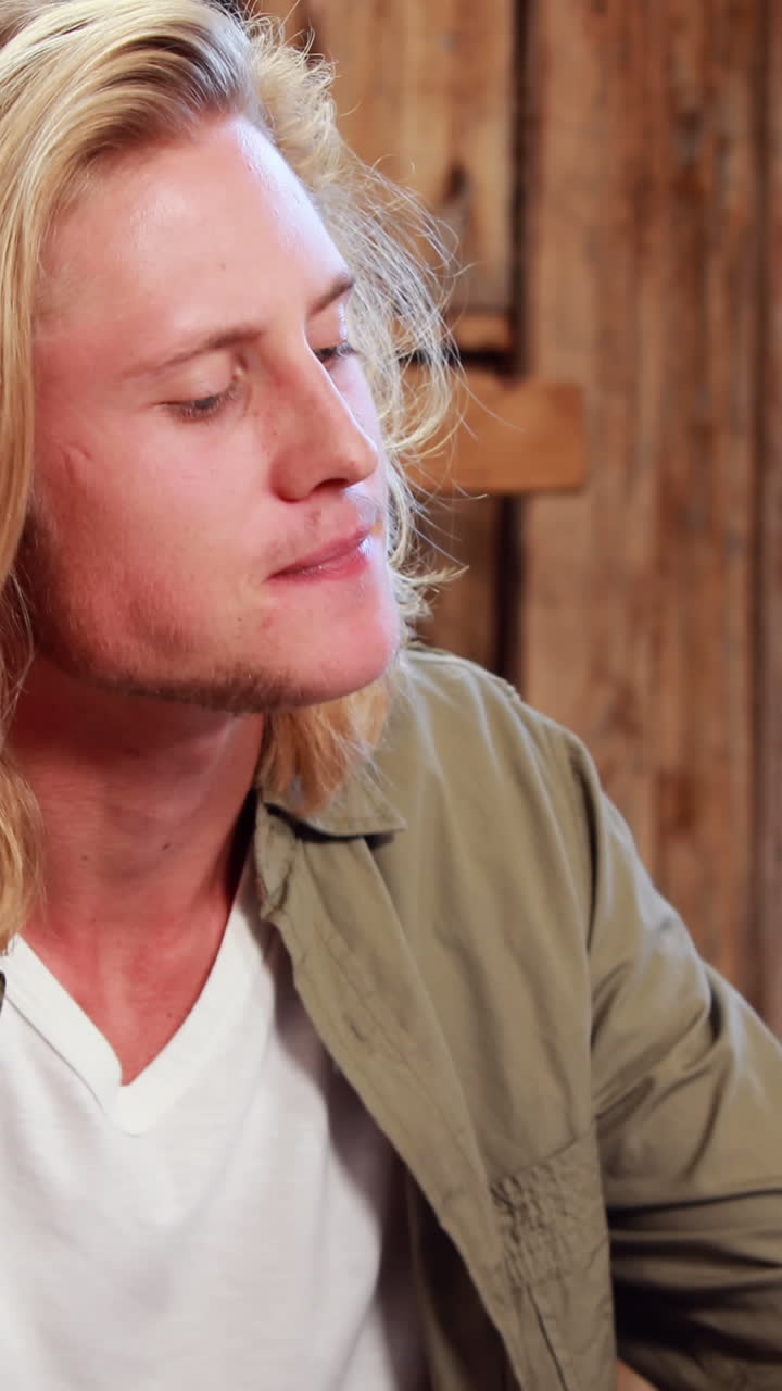 hombre hipster bebiendo café y leyendo el periódico