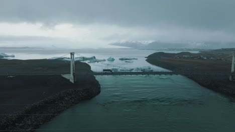 Puente-Sobre-El-Río-En-La-Costa-De-Snaefellsnes-En-Islandia-En-Un-Día-Cambiante,-Aéreo