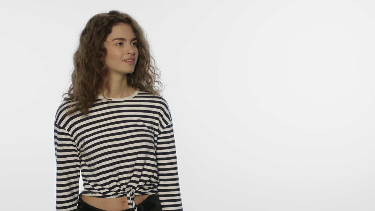 Giovane donna che valuta lo spazio per il testo. Bella ragazza che guarda il prodotto.