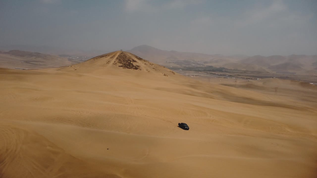 antena - pistas de camiones todoterreno 4x4 en las dunas de arena del desierto de ica, perú, tiro giratorio