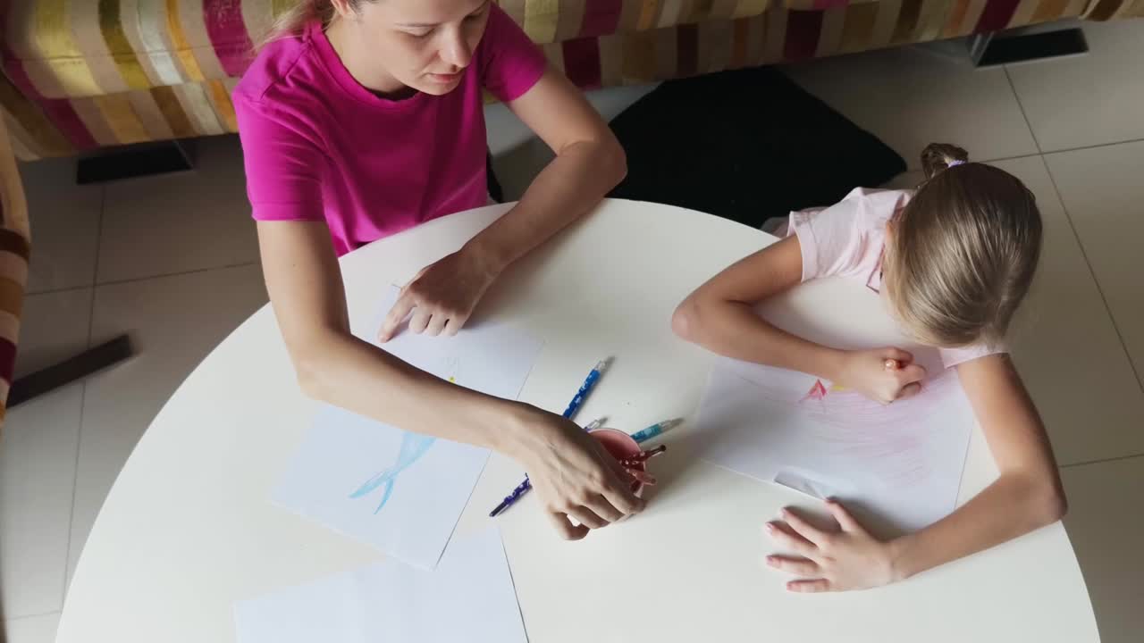 madre e hija dibujando juntos