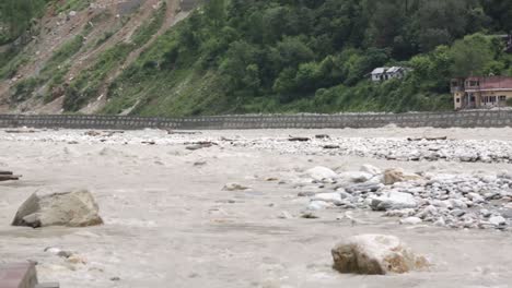 Himalaya-Río-Montañoso-Ganges-Que-Fluye-A-Través-De-Los-Pueblos-Del-Himalaya---Ciudades-En-Uttarakhand,-India