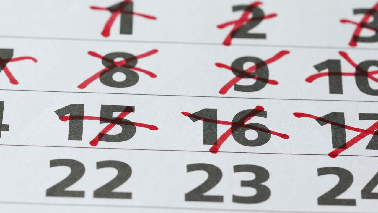 calendario anual comentado sobre el escritorio