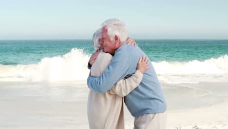 Pareja-De-Ancianos-Jubilados-Abrazándose