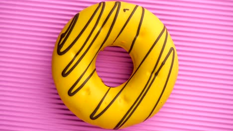 las rosquillas esmaltadas en primer plano.