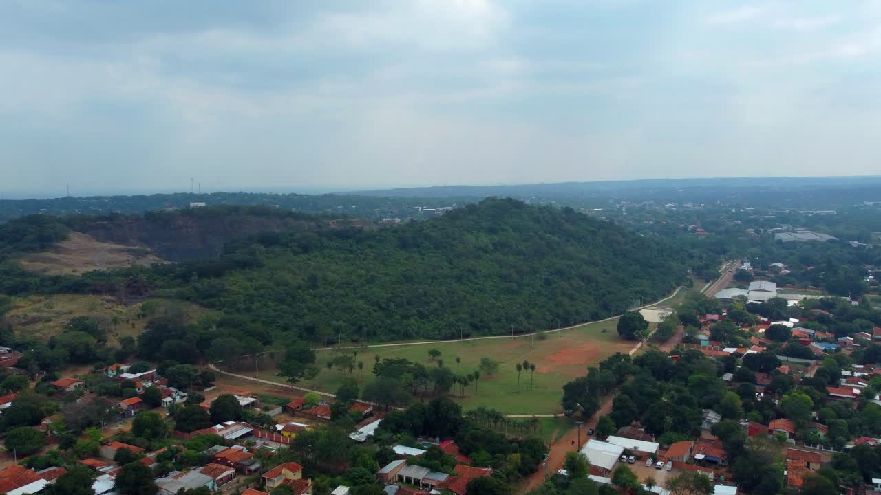 toma aerea sobre el cerro ñemby dia nublado paraguay