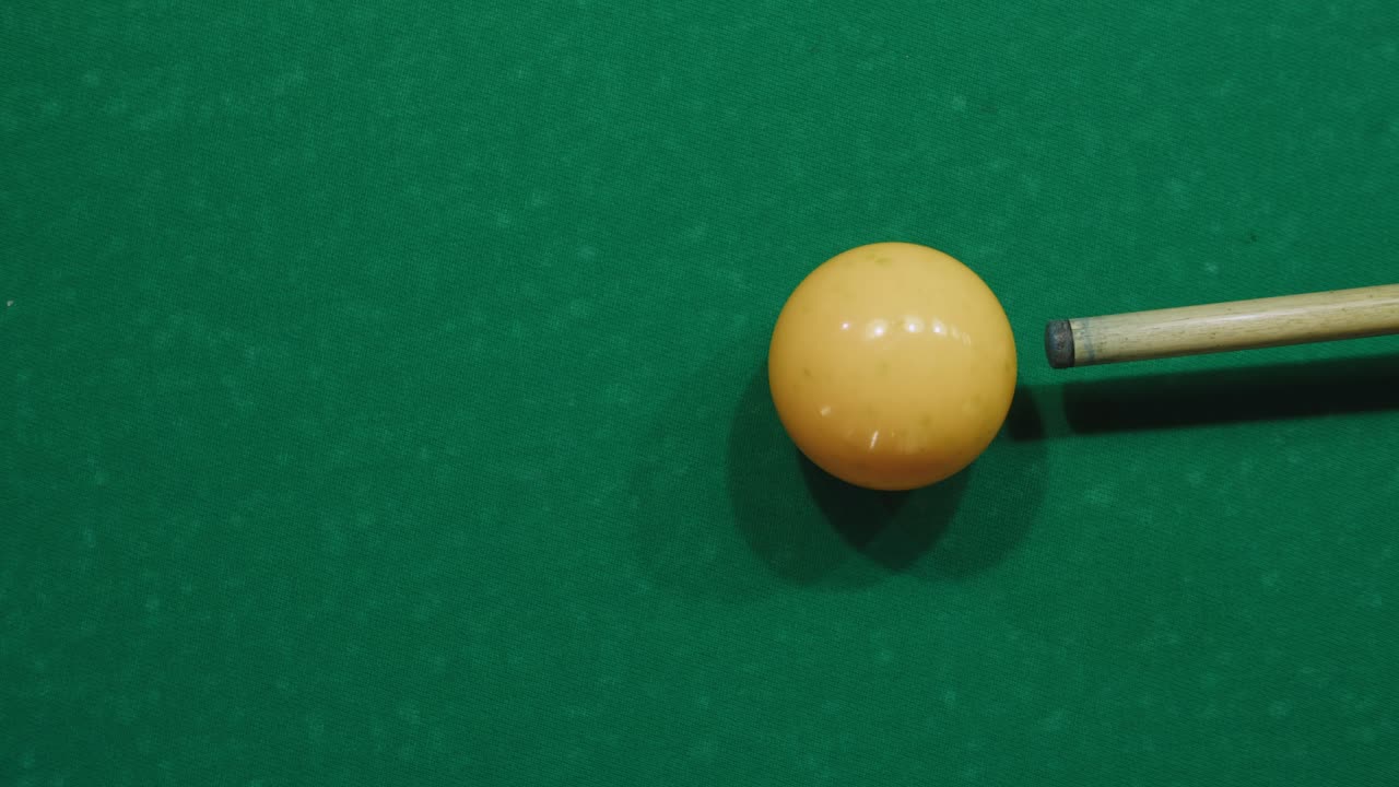 Mesa de billar con bola y taco