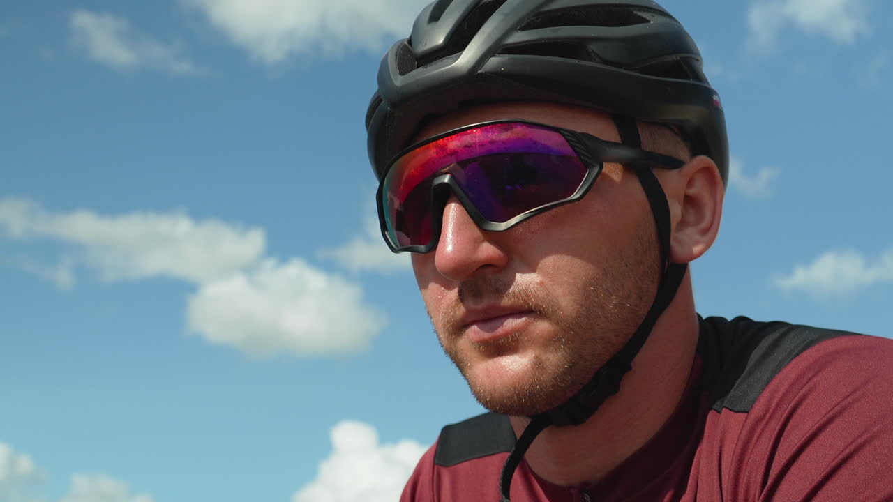 자전거 헬 ⁇  과 보호 스포츠 안경 을 입은 자전거 운전자 의 얼굴 의 클로즈업