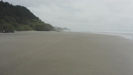 Zeitlupe-Vorwärts,-Kamerafahrt-Eines-Weitläufigen,-Leeren-Strandes-An-Der-Küste-Von-Oregon