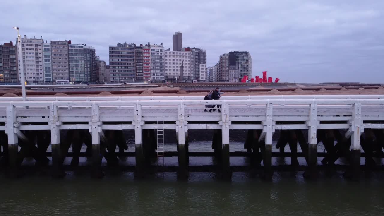 muelle en ostende bélgica con gente disfrutando de caminar pasando un buen rato playa mar mar del norte al aire libre