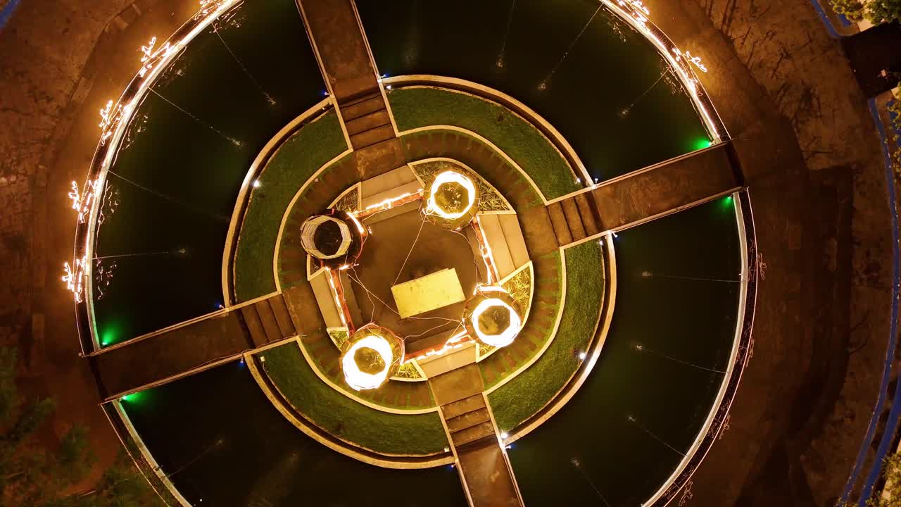 Video notturno del castello, punto di riferimento del Luneta Park, Surigao City, Filippine, decorato con luci natalizie e illuminazione festiva.