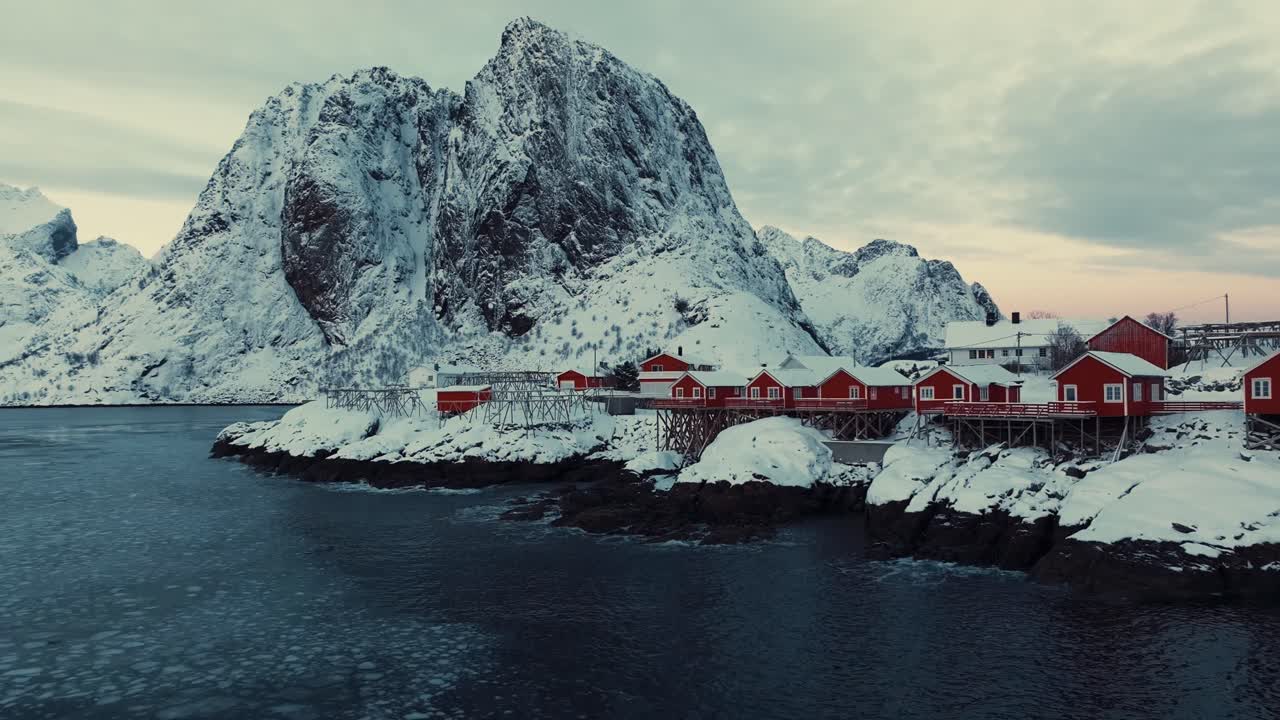 Vista aerea del meraviglioso paesaggio delle isole Lofoten in inverno