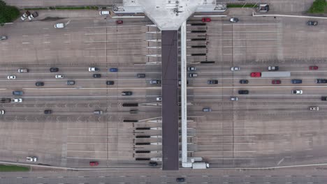 Vista-De-Pájaro-Del-Tráfico-En-La-Carretera-De-Peaje-De-Houston