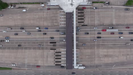 vista de pájaro del tráfico en la carretera de peaje de houston