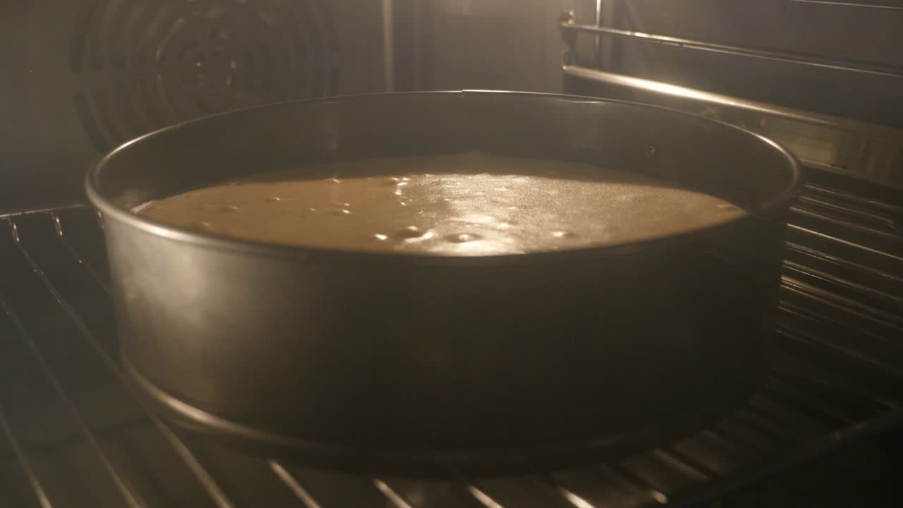 horno encendido con pastel de manzana horneado 4k 2160p imágenes uhd - inclinación en horno encendiendo con pastel de manzana horno 3840x2160 video ultrahd