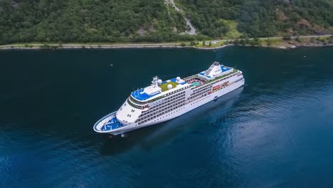 Cruise-Liners-On-Geiranger-fjord,-Norway