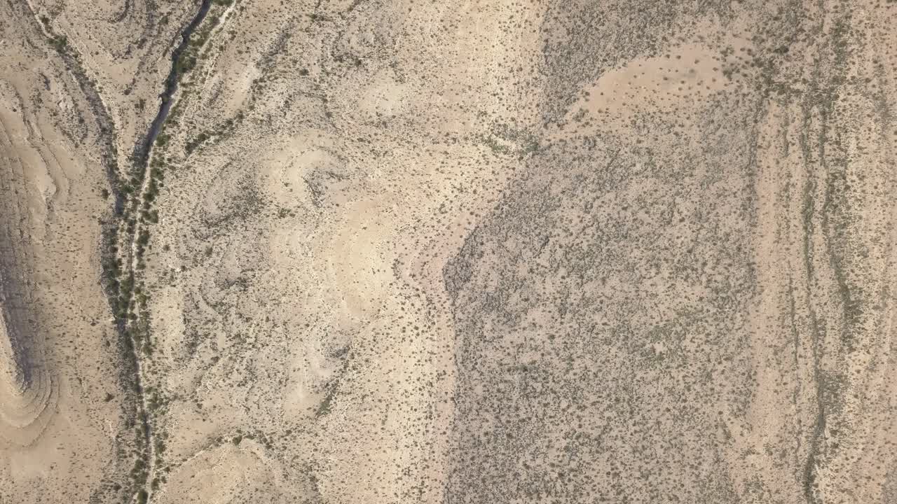 drone mirando directamente hacia abajo en la topografía del desierto del oeste de texas