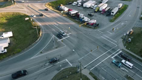 Antena-Sobre-La-Intersección-De-La-Autopista-De-La-Autopista-Comercial-Compartir-El-Servicio-De-Remolque-De-Carga-En-Una-Calurosa-Tarde-De-Crepúsculo-Claro-De-Verano-2-3