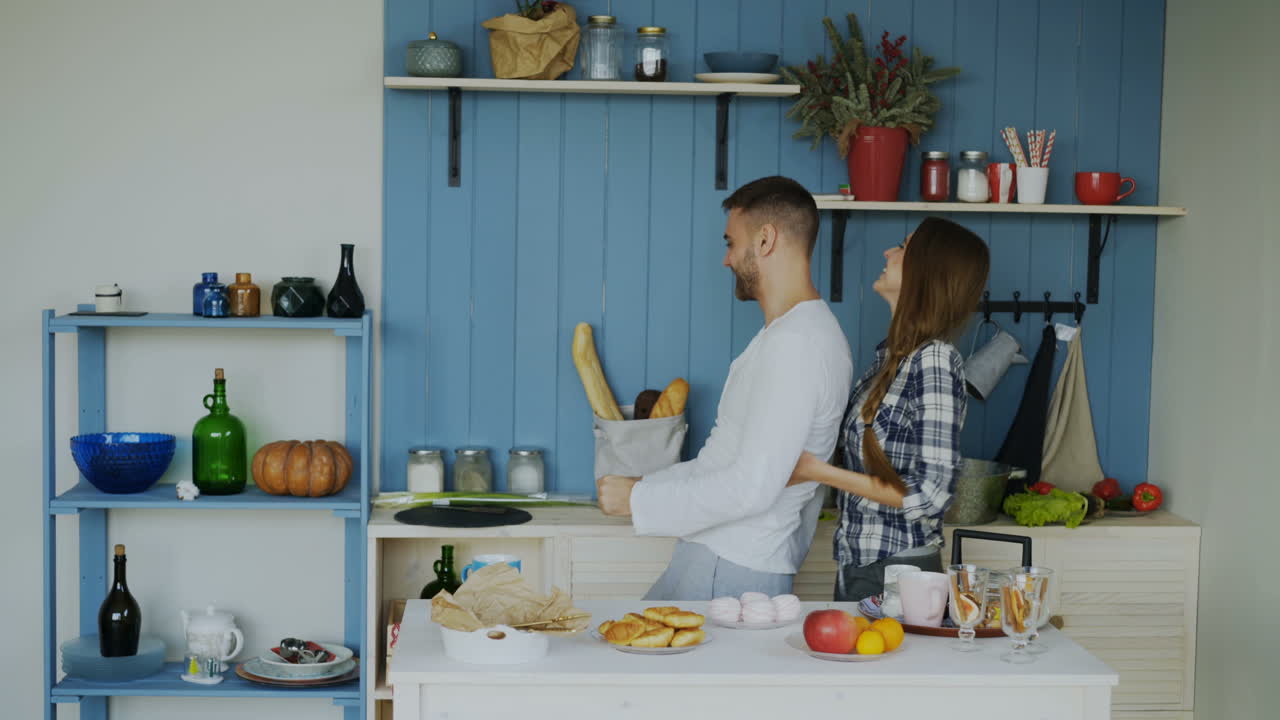 부부가 부에서 아침을 즐기고 있다