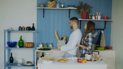 una pareja disfrutando de una mañana en la cocina