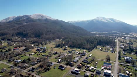 retirada aérea de hampton tennessee y roan mountain en el fondo cubierto de nieve