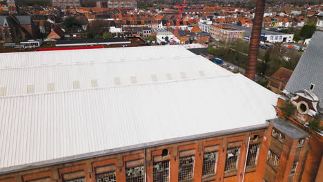 área comercial y antiguo edificio abandonado en bélgica, vista aérea de drones