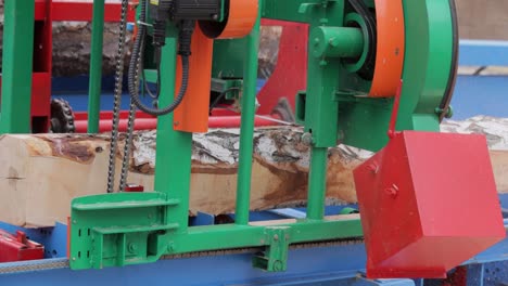 Work-of-the-sawmill-in-close-up.-Process-of-machining-logs-in-equipment-sawmill-machine-saw-saws-the-tree-trunk-on-the-plank-boards.