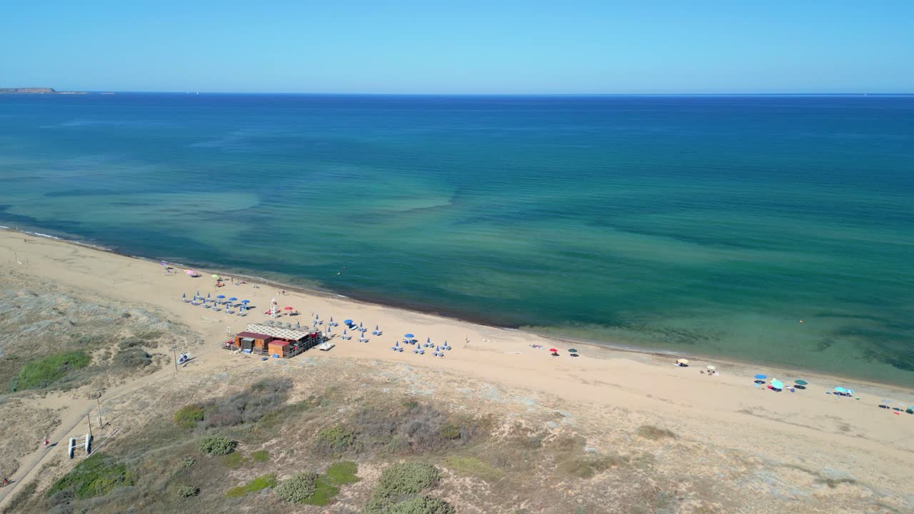 девственный пляж на сардинии италия аэрофотосъемка с дрона ресторан на пляже