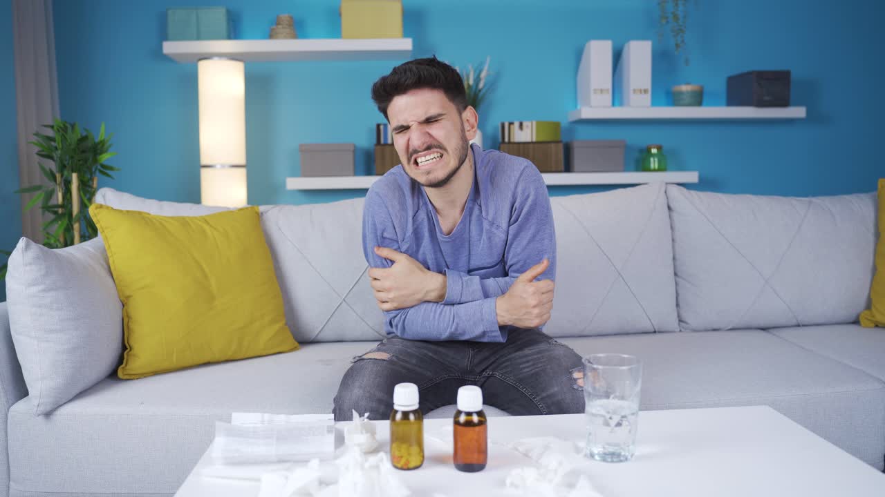 el joven con dolor óseo está muy enfermo.