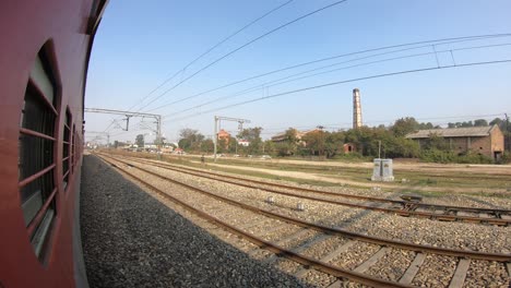 ventana del tren que se asoma al punto de vista durante un viaje en tren de larga distancia, ferrocarriles indios