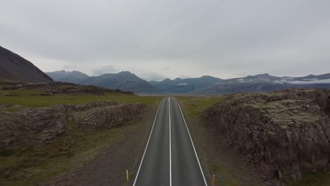 Leere-Zweispurige-Straße-Vor-Ihnen-In-Island,-Luftdrohnenansicht-Nach-Vorne