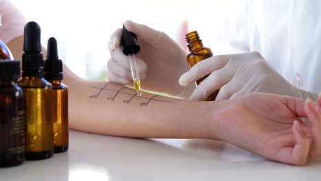 primer plano de una terapeuta haciendo pruebas de alergia a su paciente