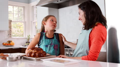 Mutter-Und-Tochter-Riechen-Frisch-Gebackene-Challa-In-Der-Küche