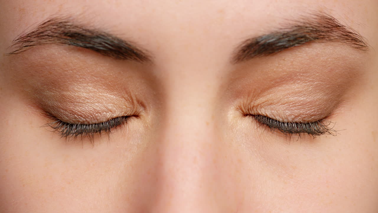 ojos azules, la vista y la visión de la belleza en foco