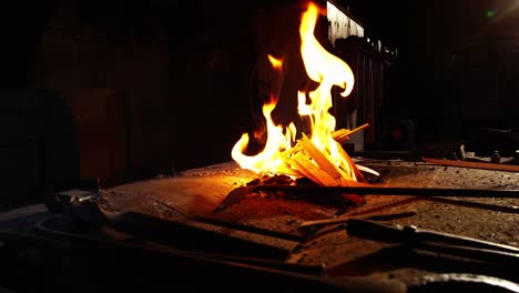 quemar fuego en la chimenea para el trabajo de herrero