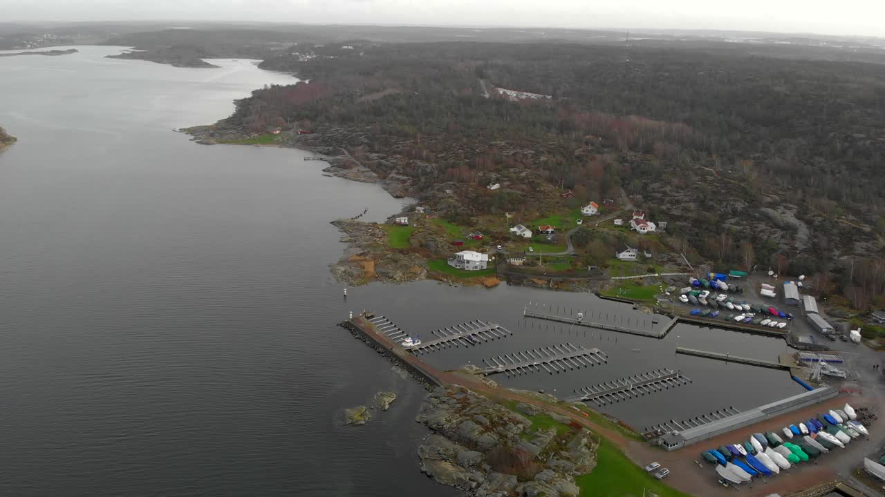 정박지로 덮인 보트, 겨울철 대비