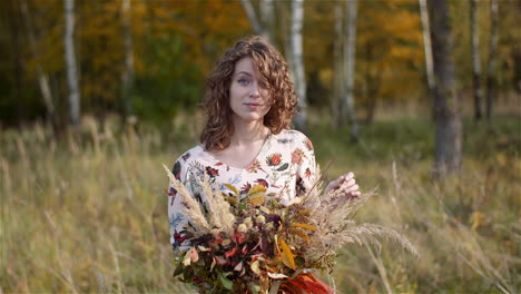 Mittlere-Aufnahme-Einer-Frau,-Die-Im-Sommer-Einen-Strauß-Wilder-Blumen-Betrachtet-1