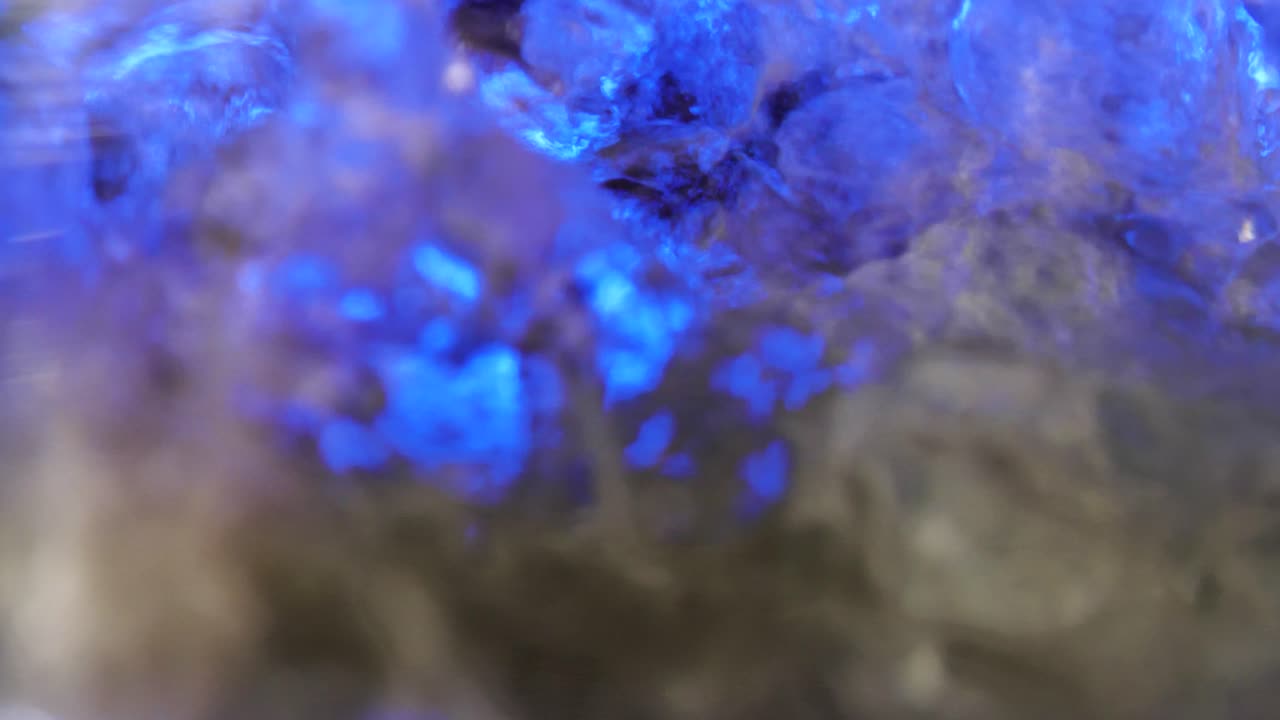 파란색으로 빛나는 물의 특징