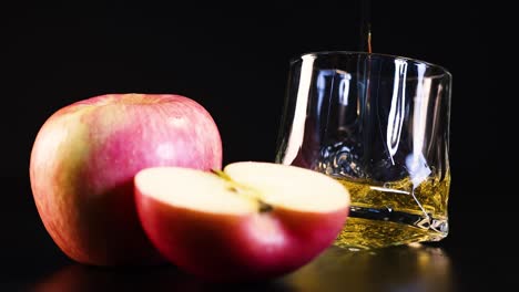 jugo de manzana y manzanas frescas