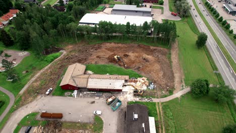 Baustelle-Mit-Bagger,-Luftaufnahme-Des-Stadtbildes-Im-Nordischen-Land