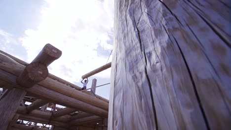 construcción de cabañas de madera con grúa