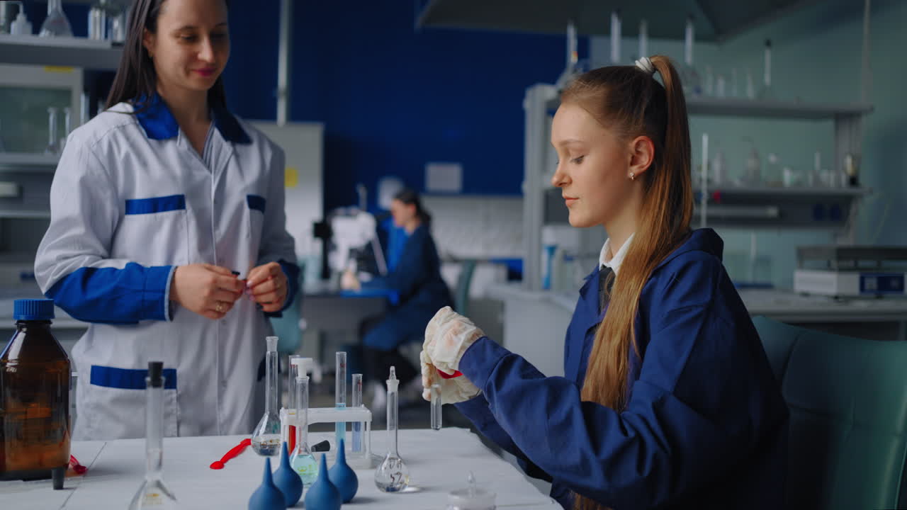 estudiantes realizando un experimento de química en un laboratorio escolar