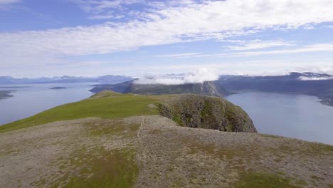 aerial de las montañas y fiordos en noruega