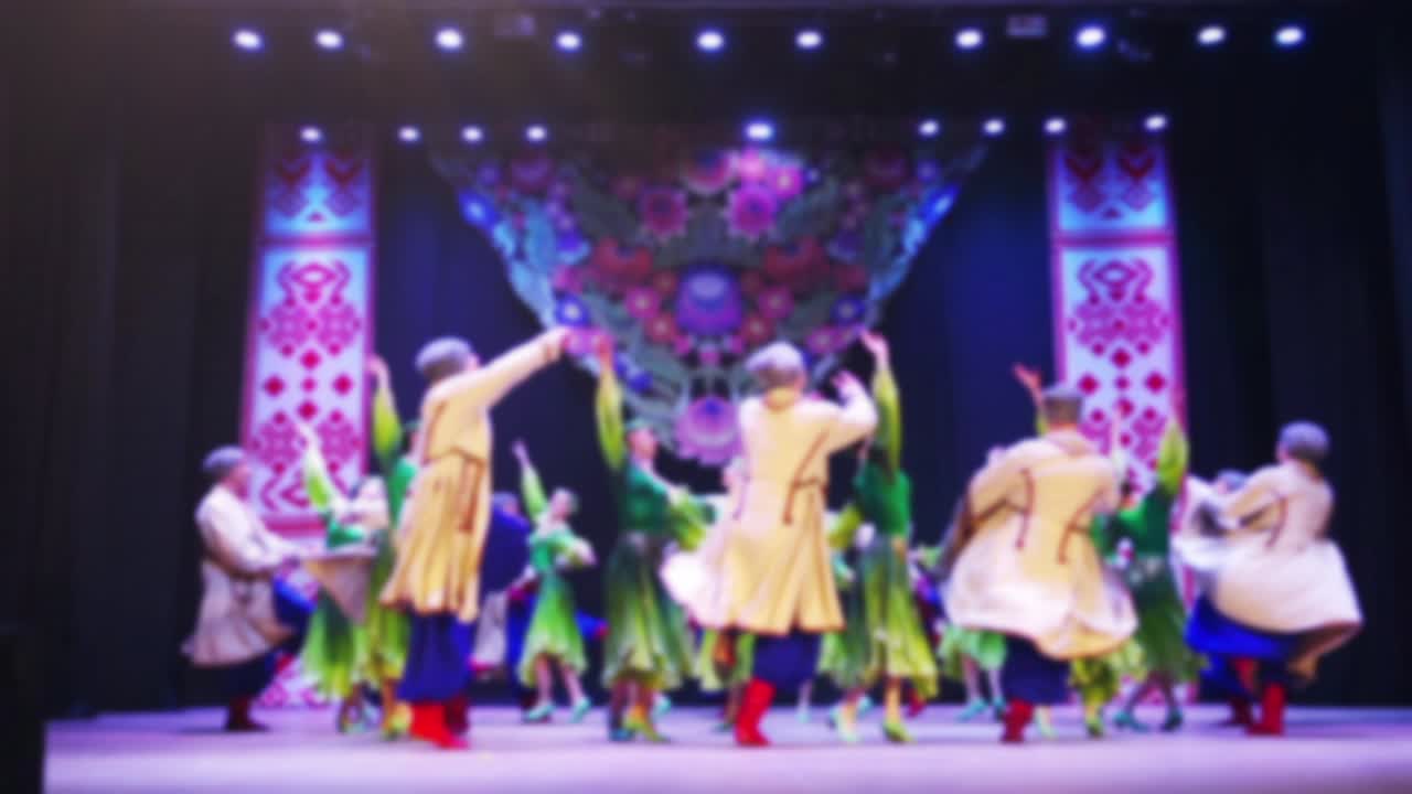 Tarian nasional Ukraina. Tidak fokus. Gerak lambat