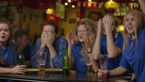 Konzept-Für-Freizeit-Und-Freundschaft-Zwischen-Sportlern---Glückliche-Männliche-Und-Weibliche-Fußballfans-Oder-Gute-Junge-Freunde,-Die-Bier-Trinken-Und-Den-Sieg-In-Einer-Bar-Oder-Kneipe-Feiern.-Konzept-Für-Positive-Menschliche-Emotionen