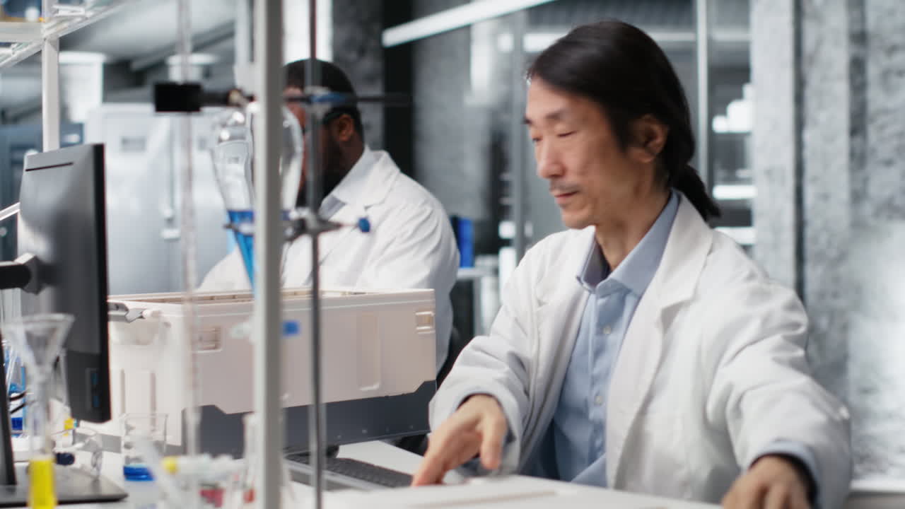 病気の研究のために血液サンプルのバッチを受け取る垂直動画研究所の従業員