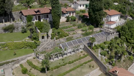 Charmantes-Äußeres-Der-Amerikanischen-Gärten-In-Opatija,-Kroatien-In-Europa---Luftaufnahme