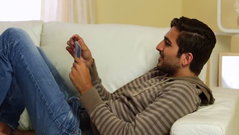 Cute-couple-playing-cards-together-on-the-couch