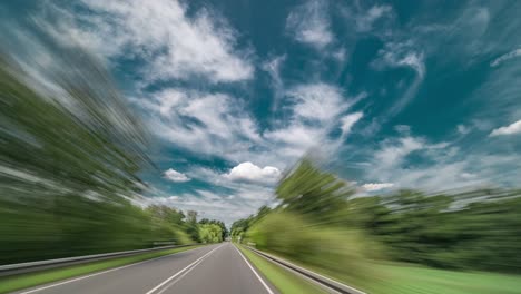 un avance rápido en la carretera de dos carriles en alemania